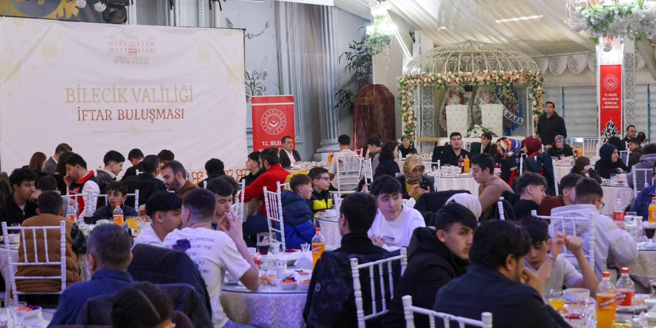 Vali Sözer, çocuk evlerinde kalan çocuklarla iftar yaptı