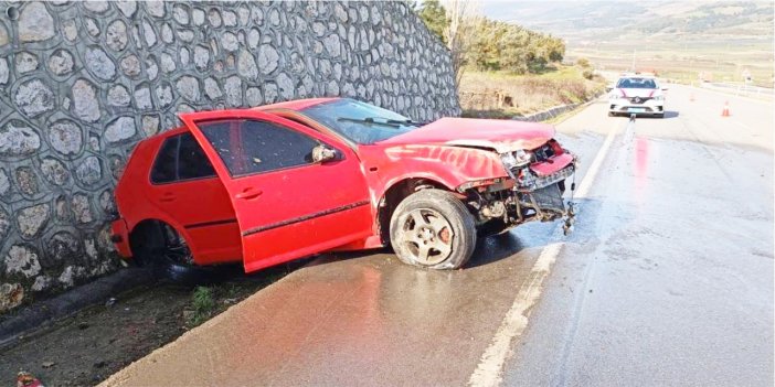 Kontrolden çıkan otomobil duvara çarptı