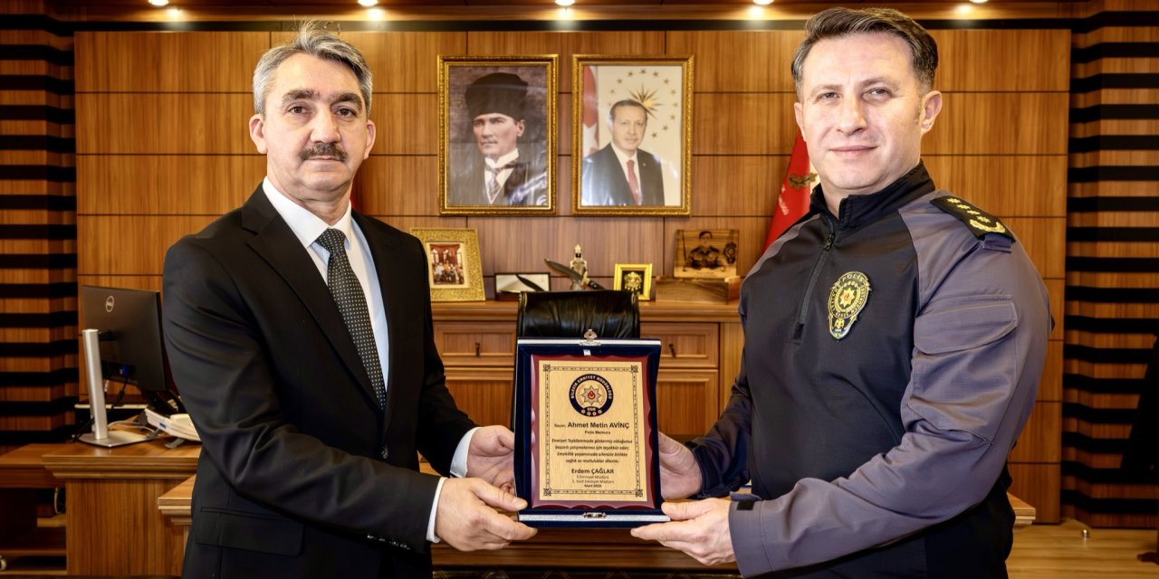 Müdür Çağlar'dan Emekli Olan Polis Memuruna Plaket