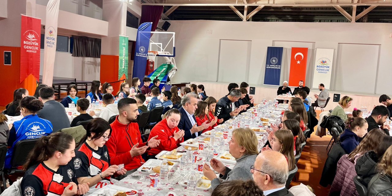 Bozüyük Gençlik Merkezi'nde İftar Programı