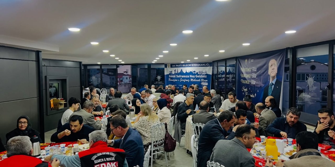 AK Parti, iftarda basın ve STK’ları ağırladı