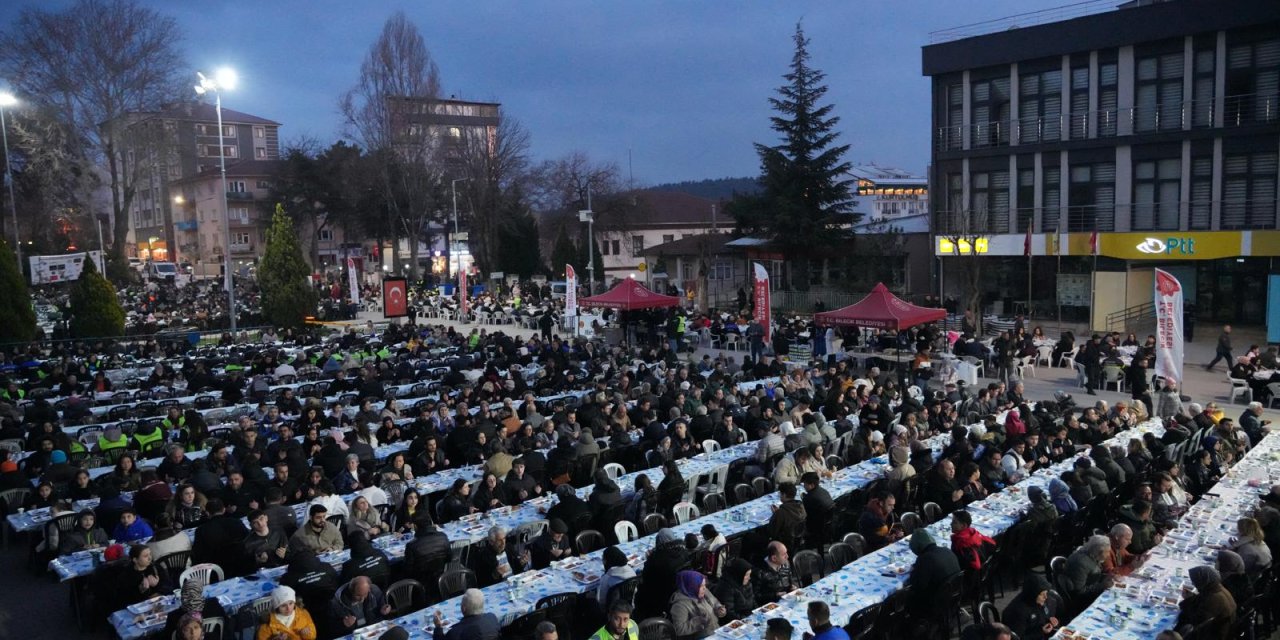 Cumhuriyet Meydanı'nda Toplu İftar