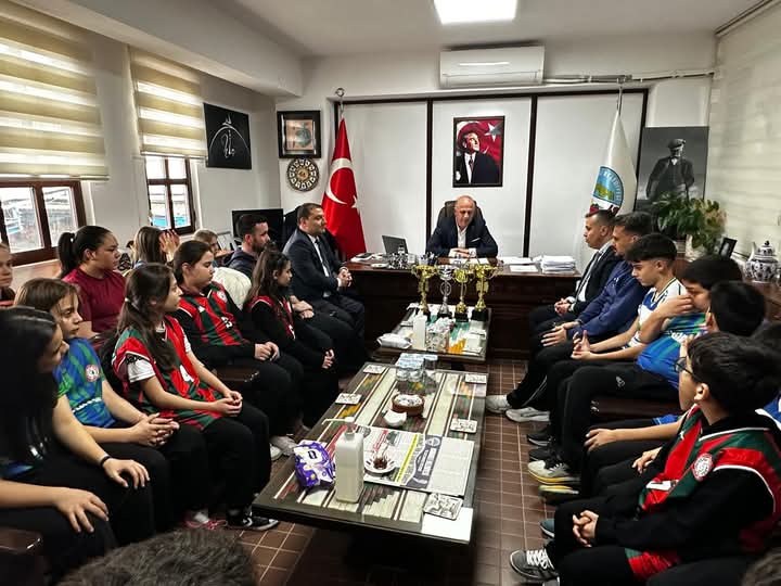 Sportif başarı elde eden öğrencilerden Başkan Torun’a ziyaret