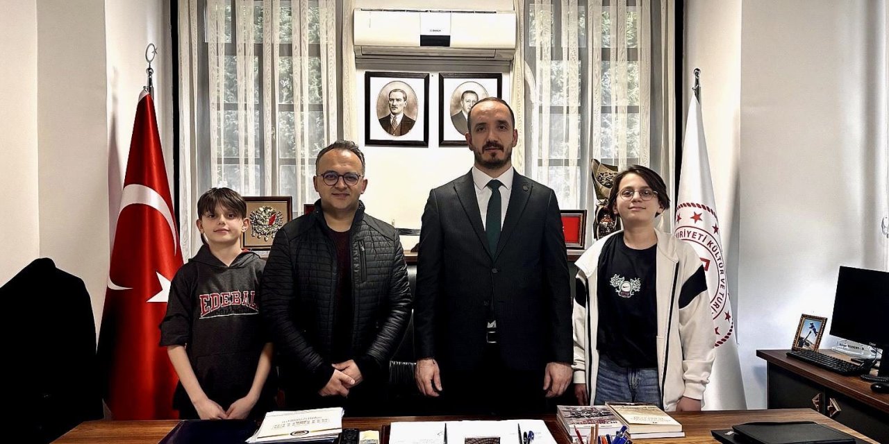 Ödül alan öğrencilerden Müdür Bozkurt'a ziyaret