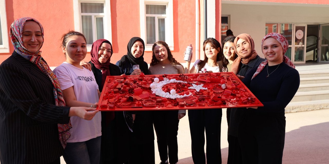 Atık Malzemelerden Türk Bayrağı Yaptılar