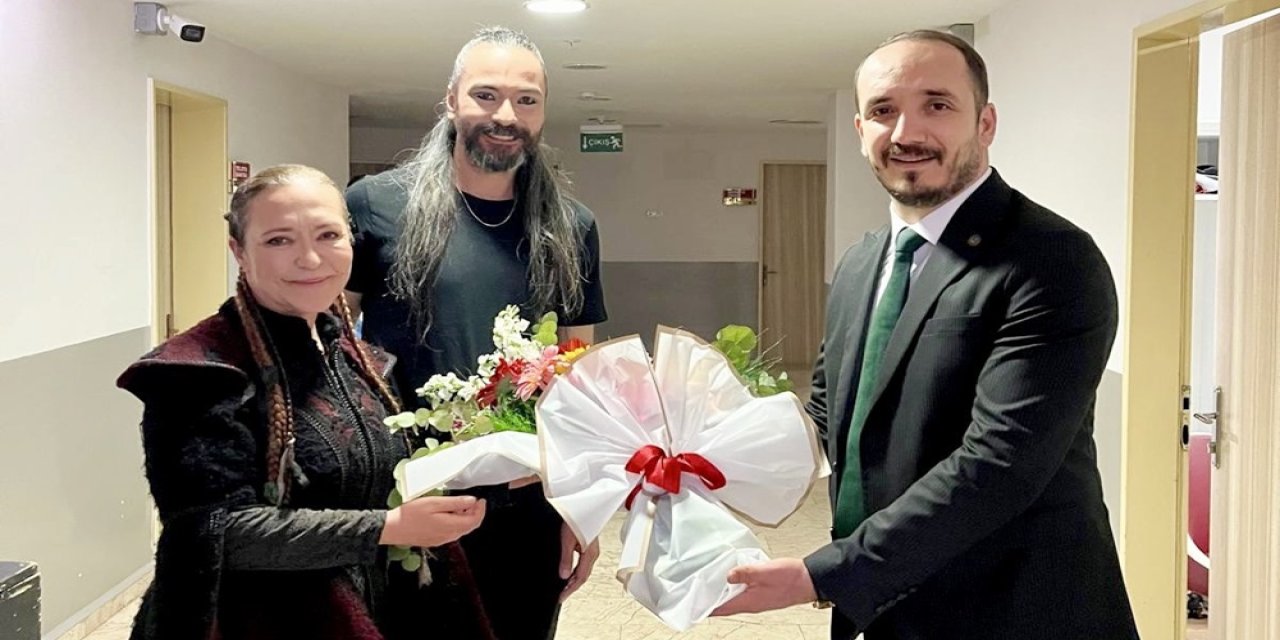 Müdür Bozkurt ‘Devlet Ana’ tiyatrosu oyuncularına hediye takdim etti