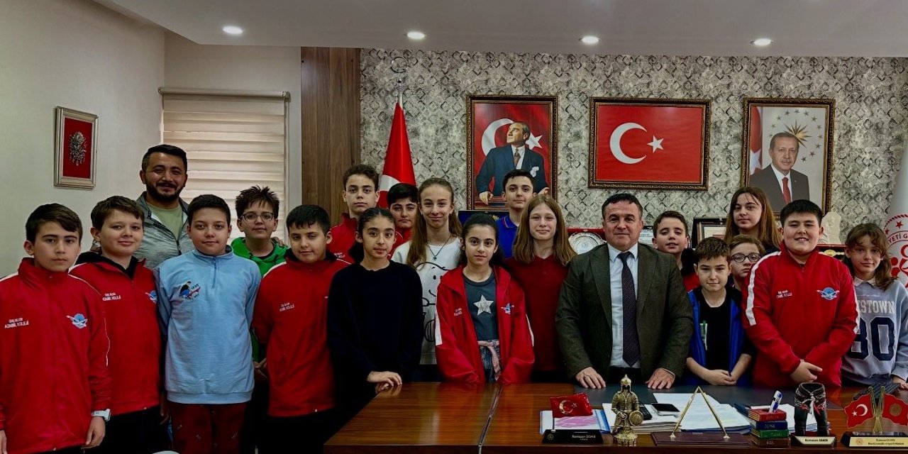 Başarılı Sporculardan Müdür Demir'e Ziyaret