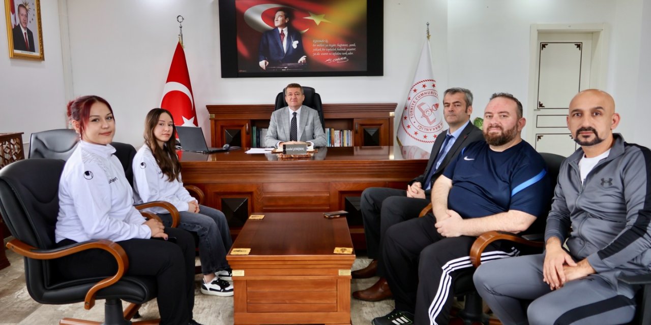 Müdür Şimşek Başarılı Öğrencileri Tebrik Etti