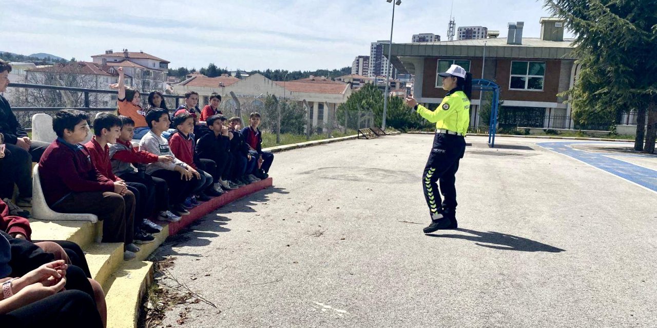 Öğrencilere trafik eğitimi verildi