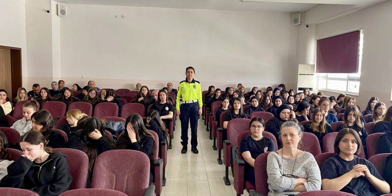 Öğrencilere Trafik Kuralları Anlatıldı