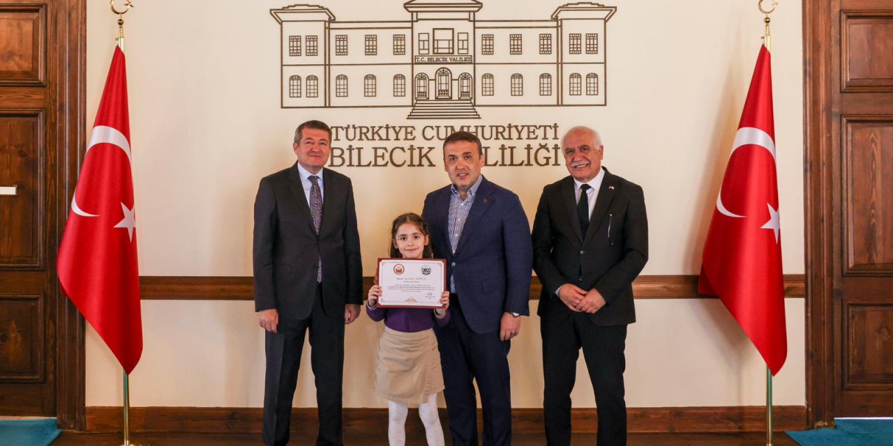 Vali Sözer Öğrencilere Ödüllerini Takdim Etti