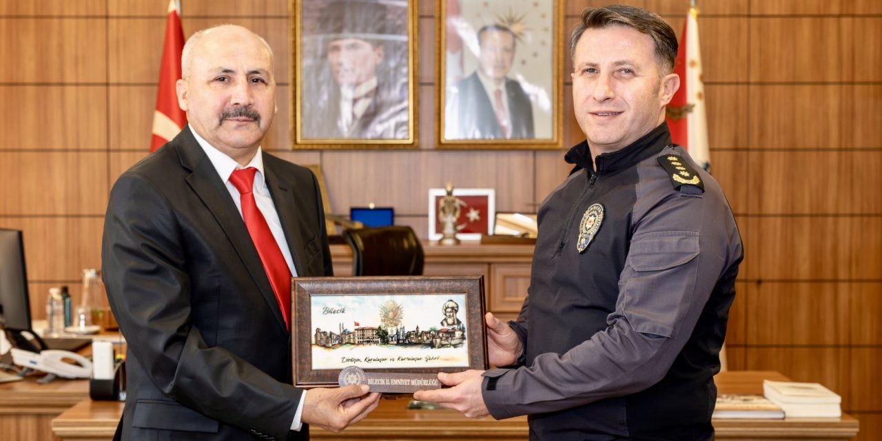 Müdür Çağlar'dan Emekli Olan Komisere Plaket
