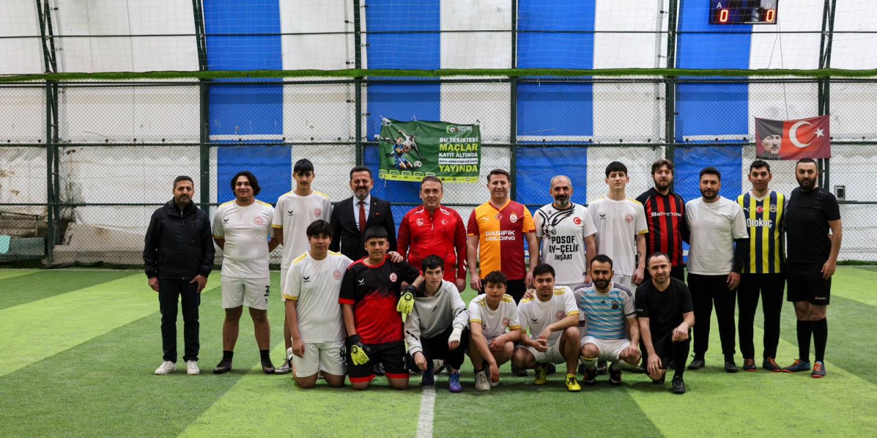 Vali Sözer çocuklarla sahaya indi