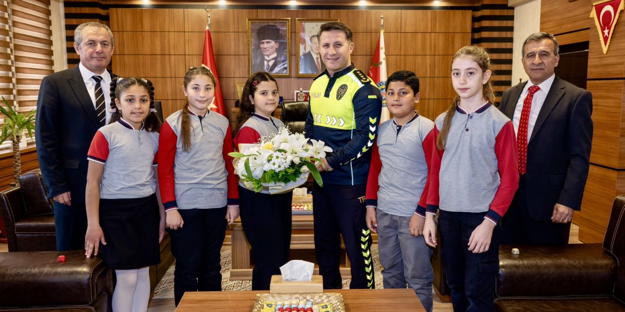 Müdür Çağlar koltuğunu öğrencilere emanet etti