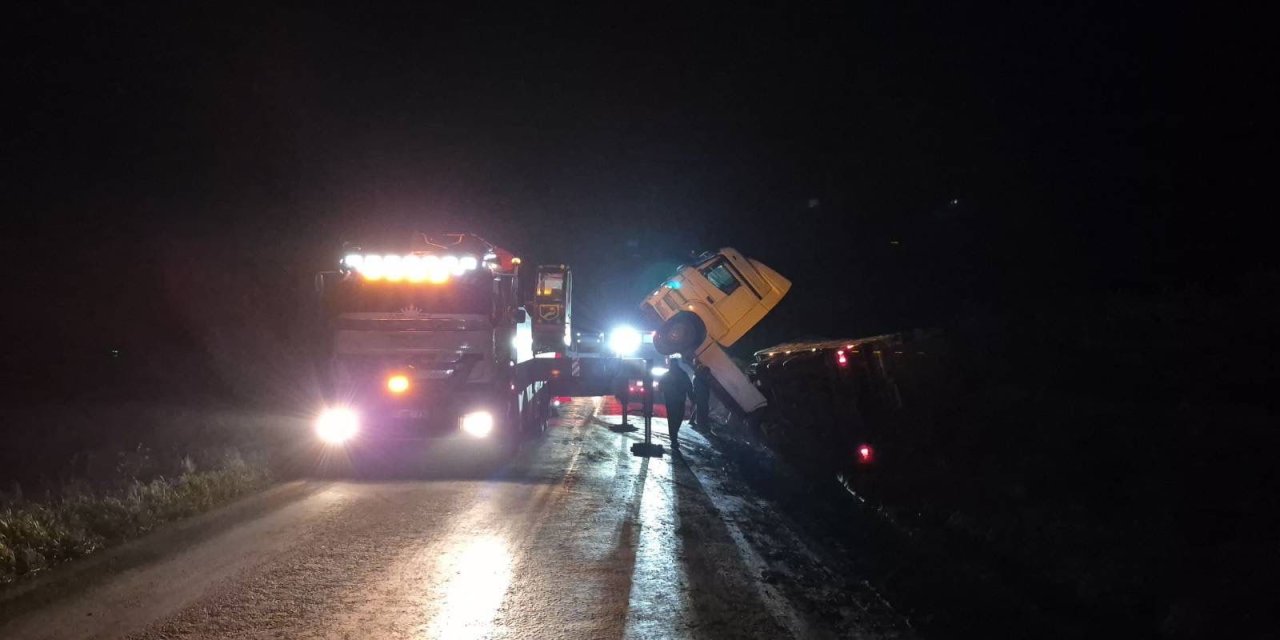Devrilen tır yolu kapadı!