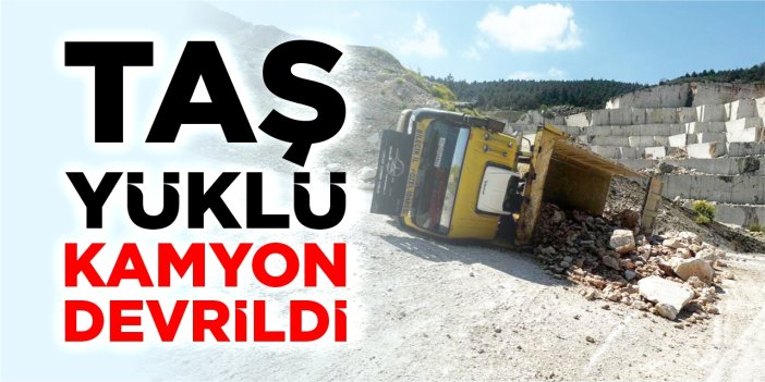 Bilecik'te taş yüklü kamyon devrildi