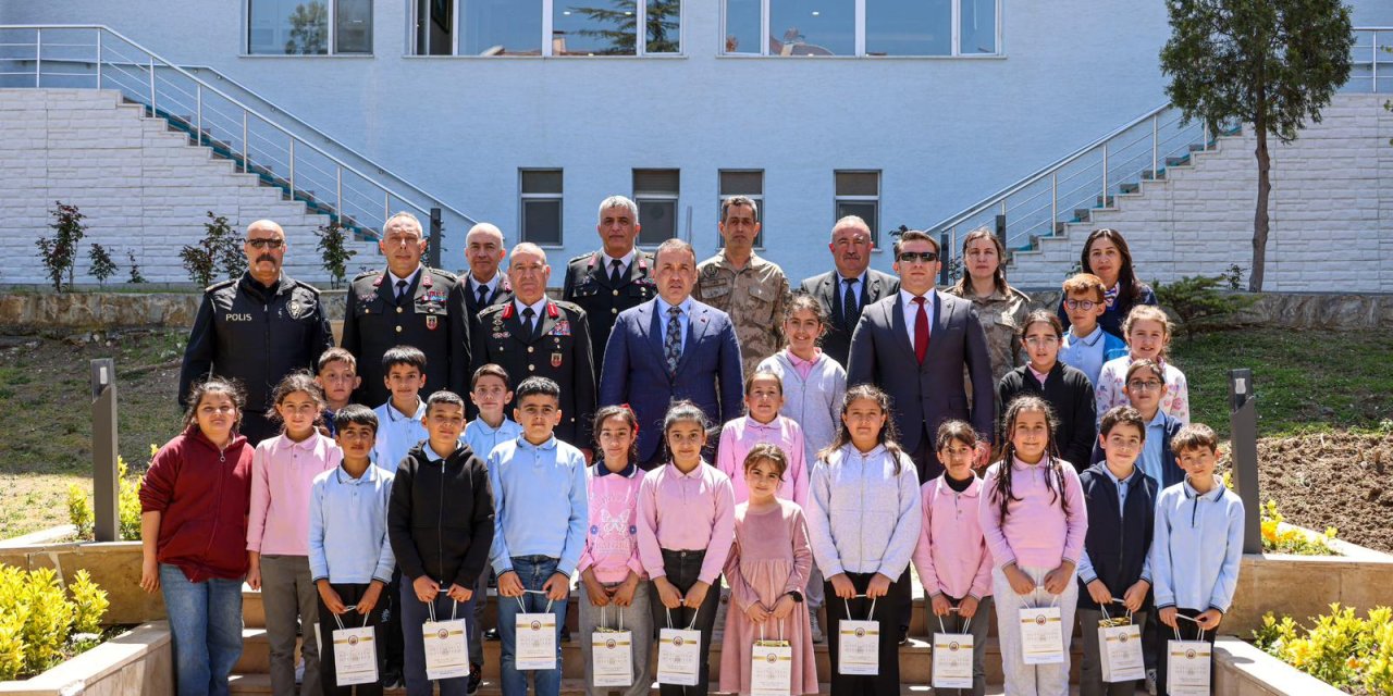 Vali Sözer, yemin törenini izleyen çocuklarla buluştu