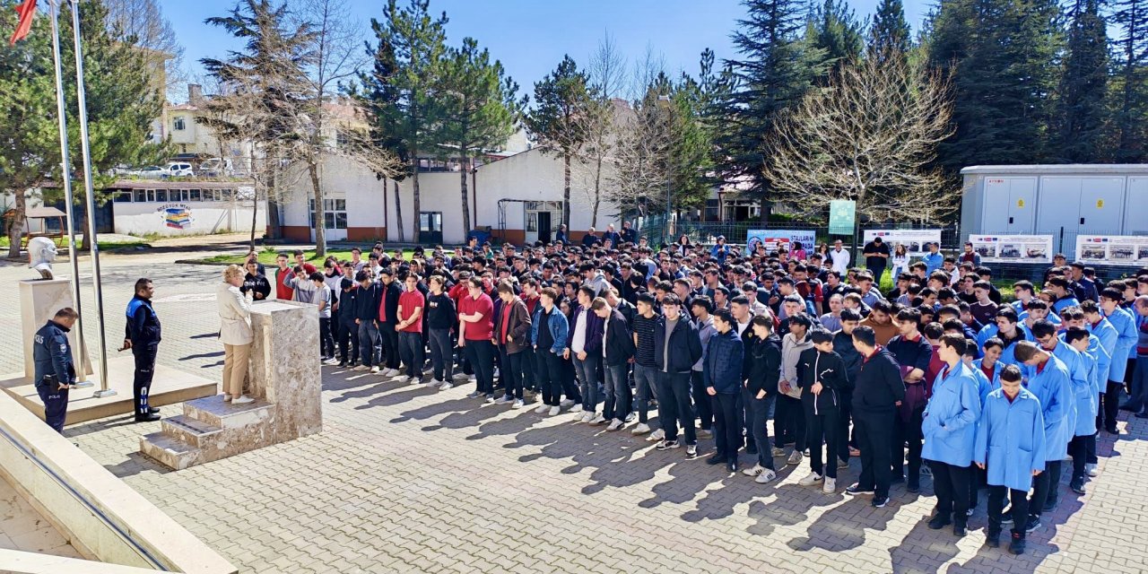 Öğrencilere bilinçli sosyal medya kullanımı anlatıldı