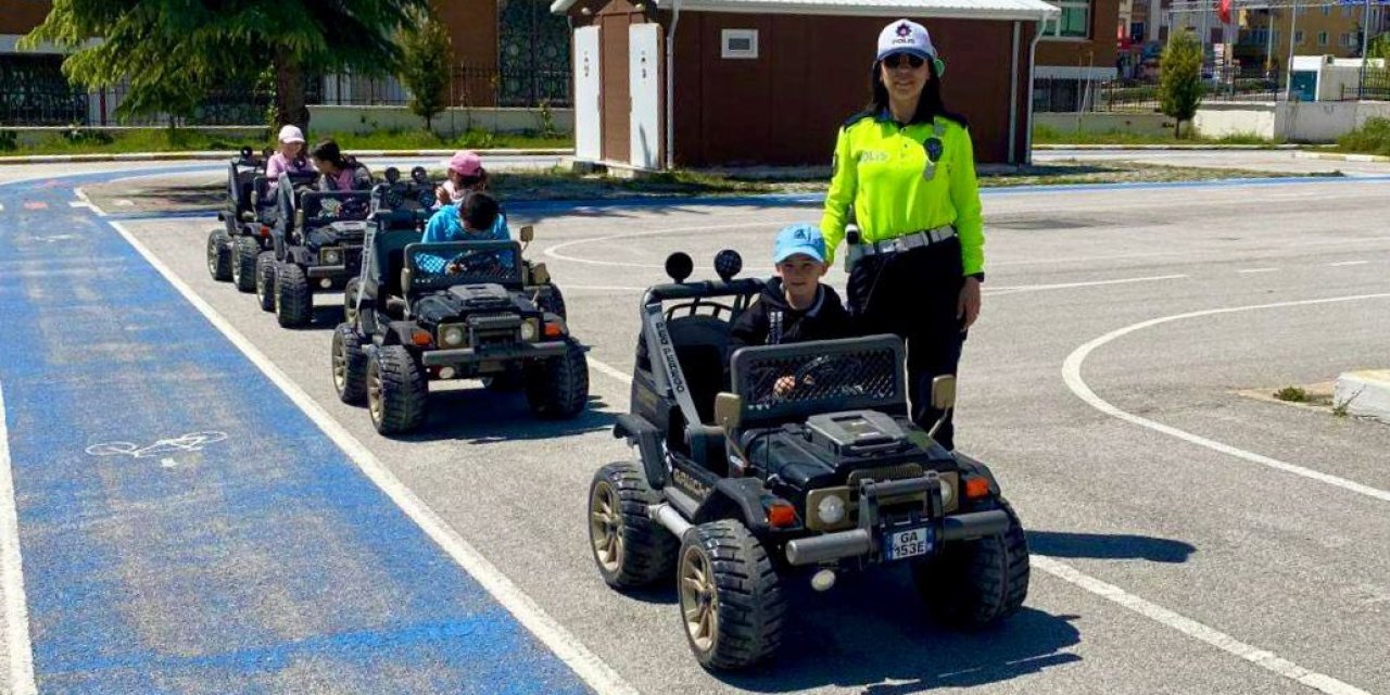 Uygulamalı trafik eğitimi verildi
