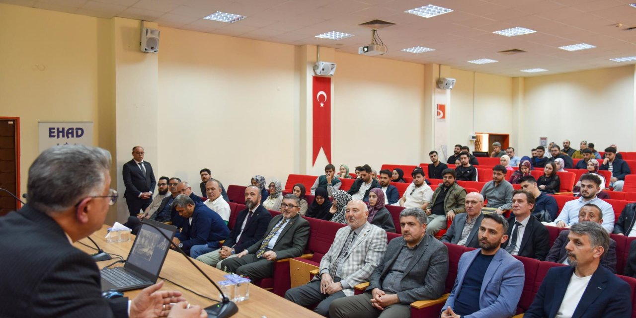 “Osmanlı’nın Son Yüzyılı” konferansına yoğun ilgi