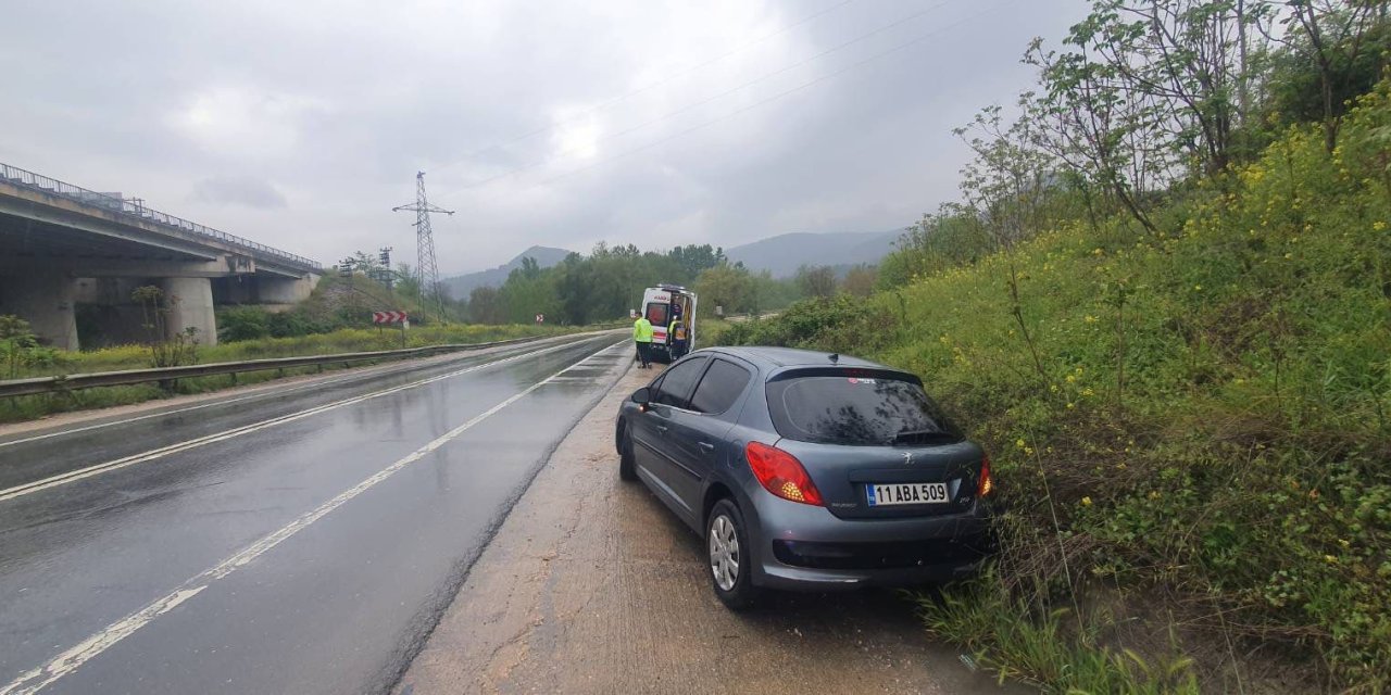 Yağışlı havada kontrolden çıkan otomobil savruldu