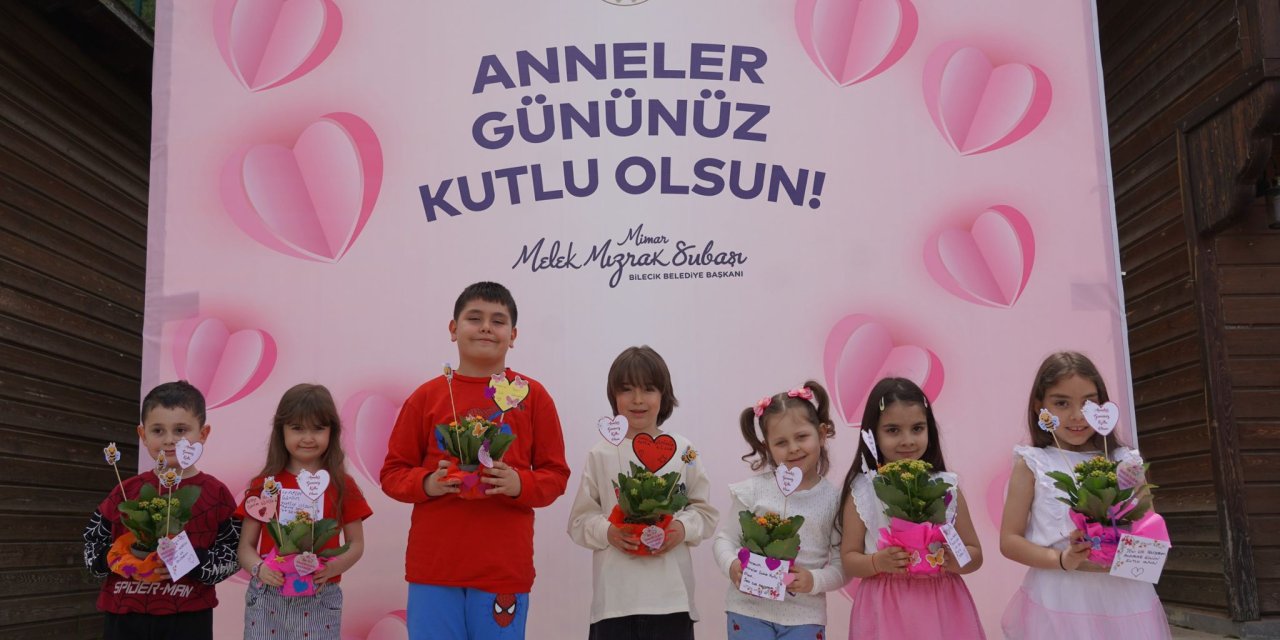 Çocuklar Sanat Sokağı'nı bu kez anneleri için renklendirdi