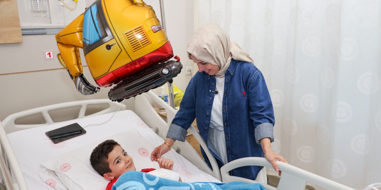 Zeynep Sözer Hastanede Tedavi Gören Çocukları Ziyaret Etti