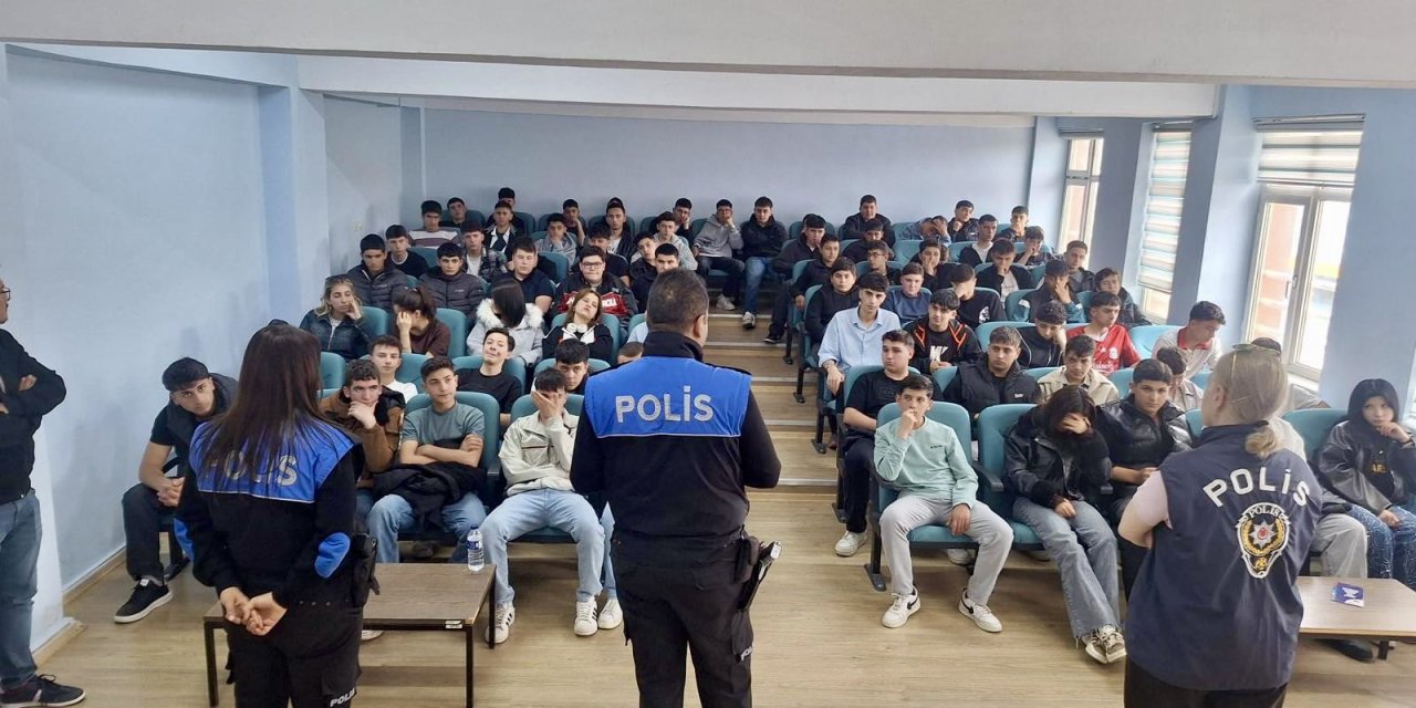 Bilinçli sosyal medya kullanımı anlatıldı