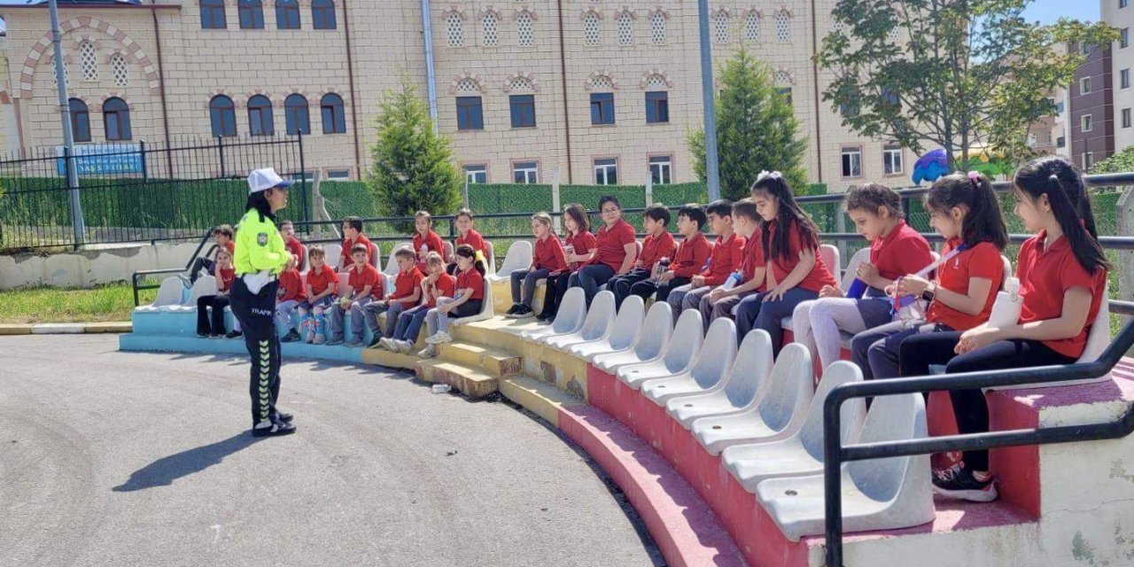 Öğrencilere uygulamalı trafik eğitimi verildi