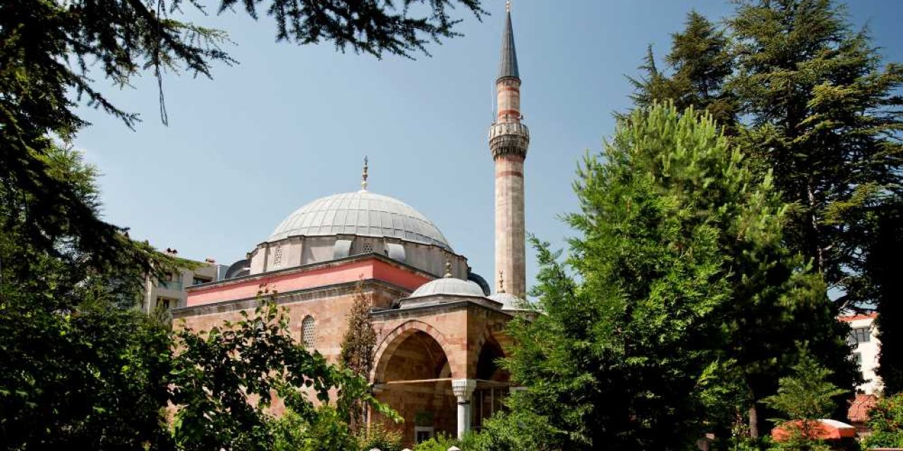 Kasımpaşa Camii Zamana Meydan Okuyor