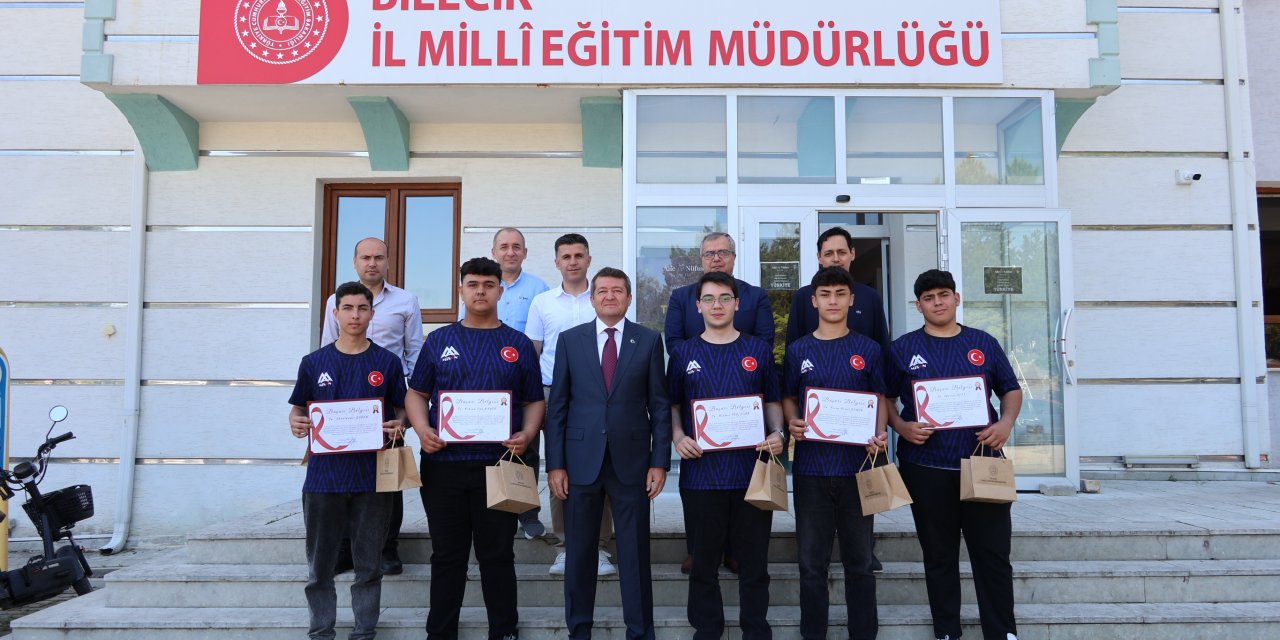 Dünya Şampiyonlarından Müdür Şimşek'e Ziyaret