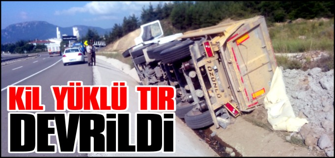 KİL YÜKLÜ TIR DEVRİLDİ