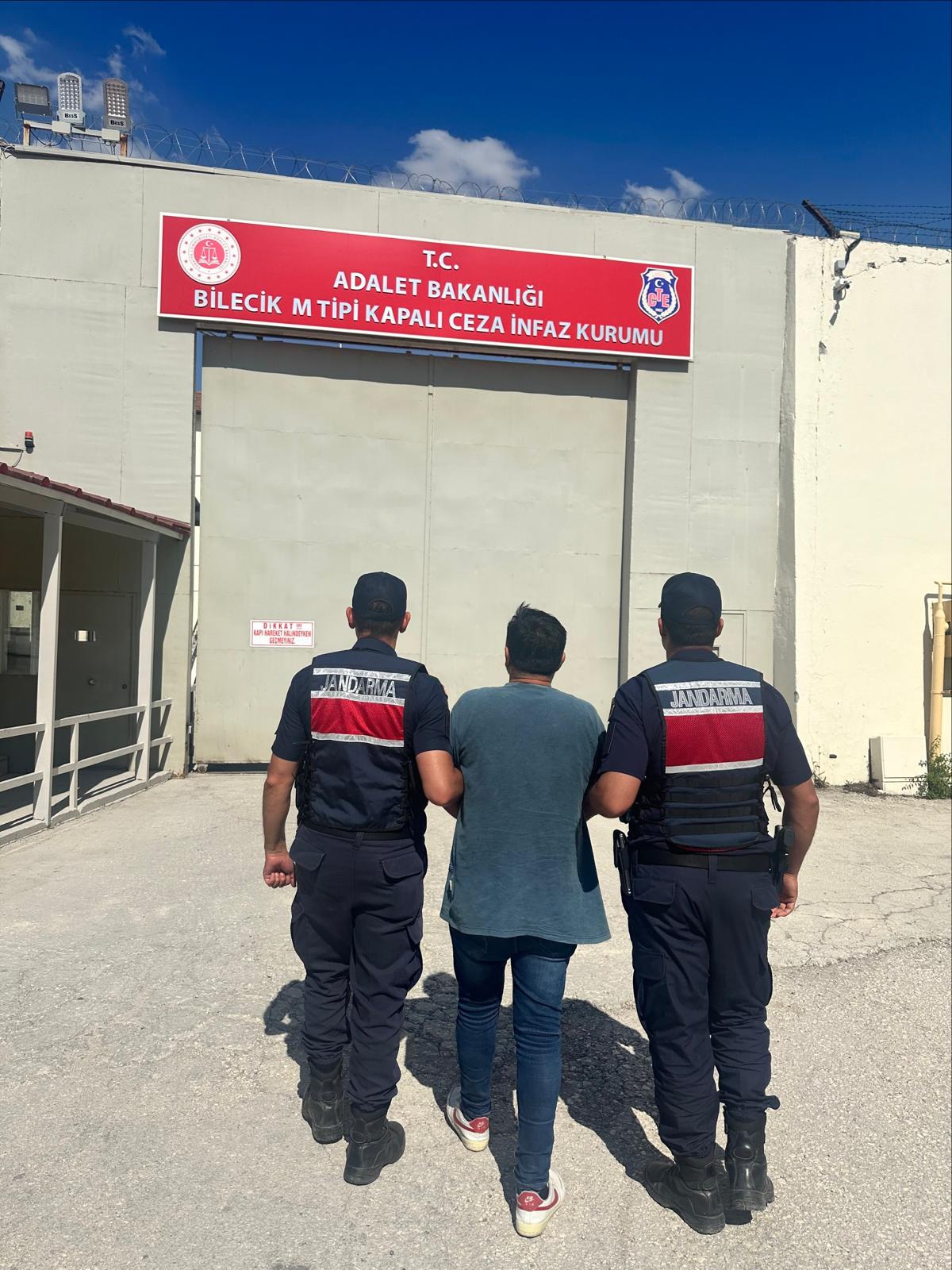 Aranan şahıs jandarmadan kaçamadı
