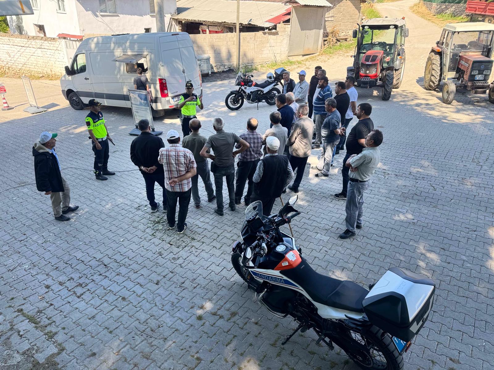 Traktör sürücülerine eğitim verildi