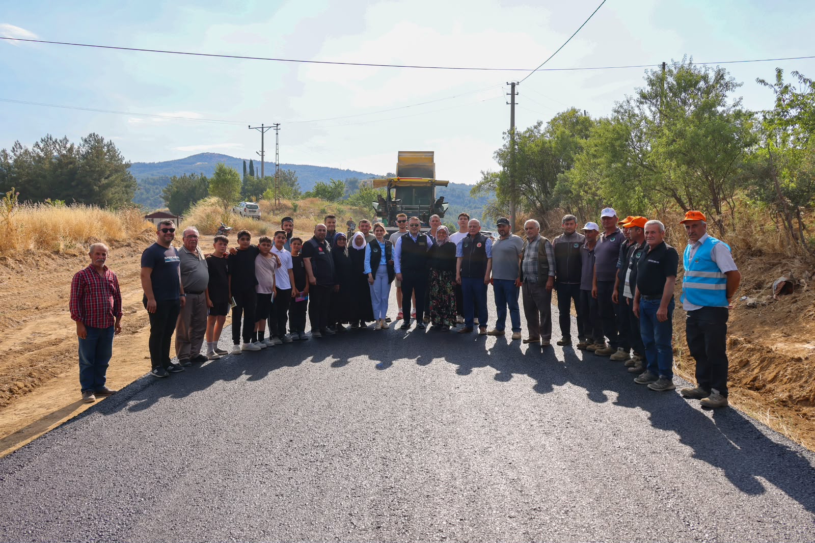 Vali Sözer, Yeniköy yolundaki asfalt çalışmalarını inceledi