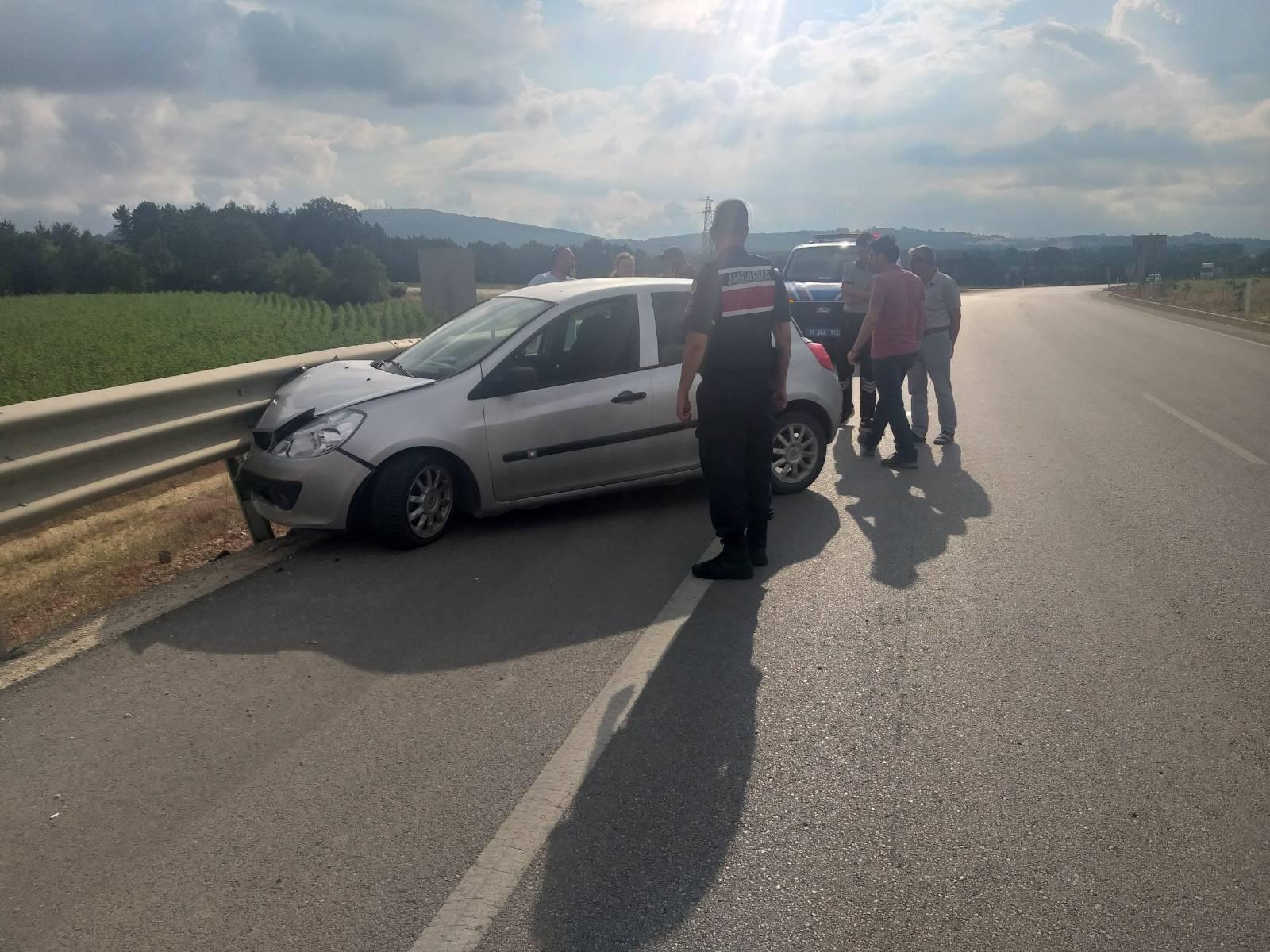 Kontrolden çıkan otomobil bariyerlere çarptı