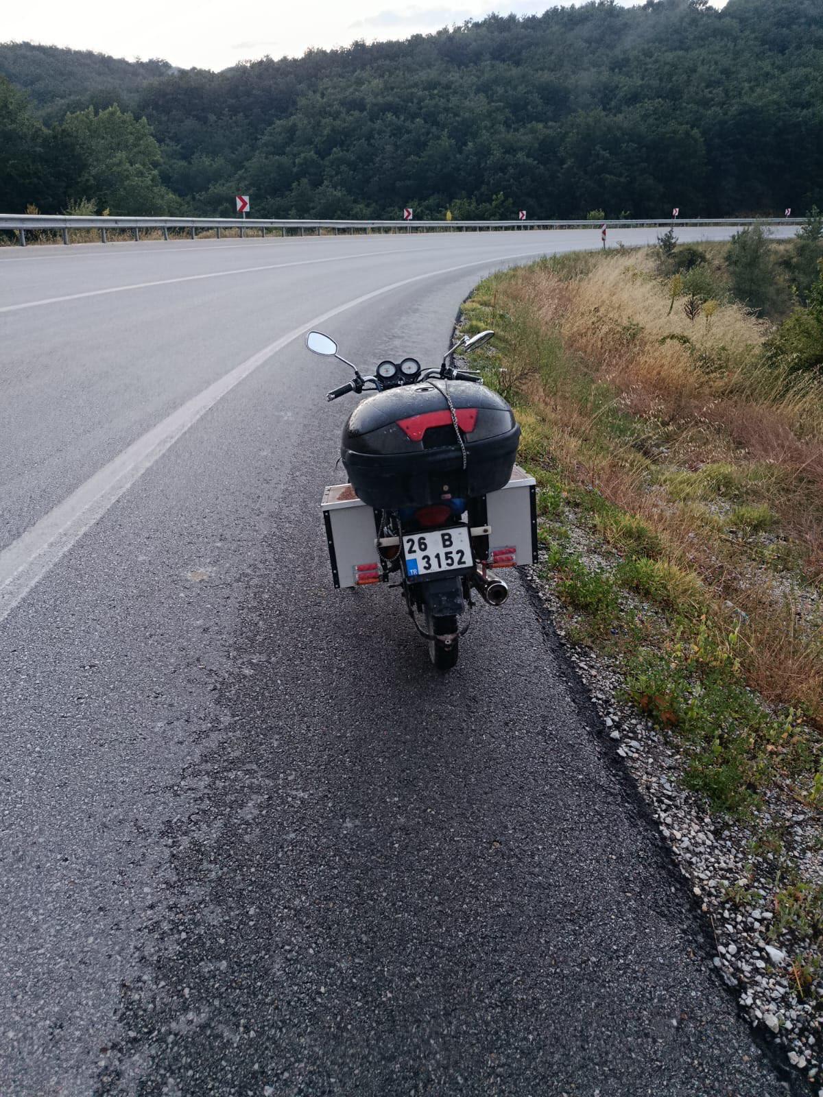 Kontrolden çıkan motosiklet savruldu