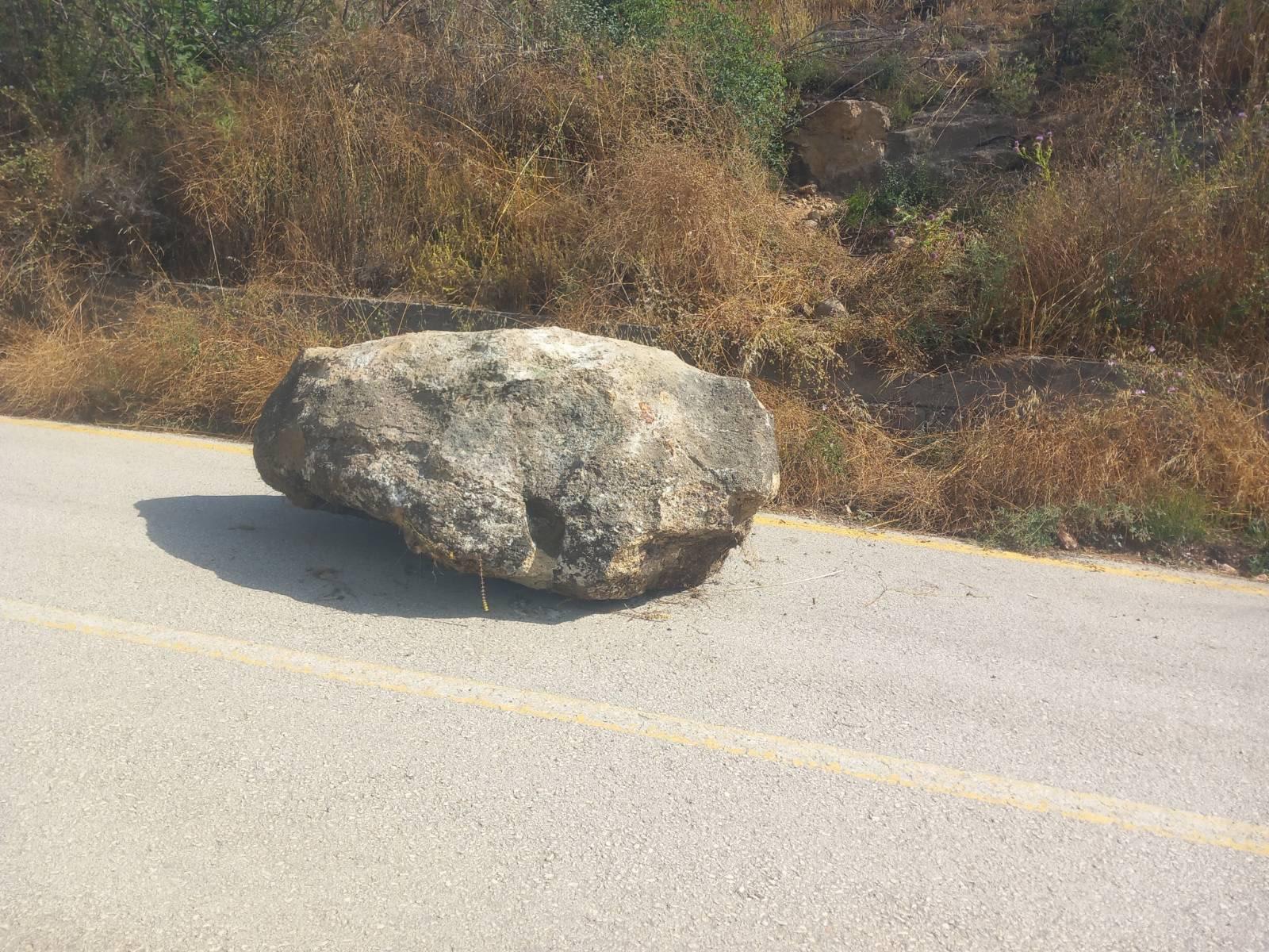Yola kaya devrildi