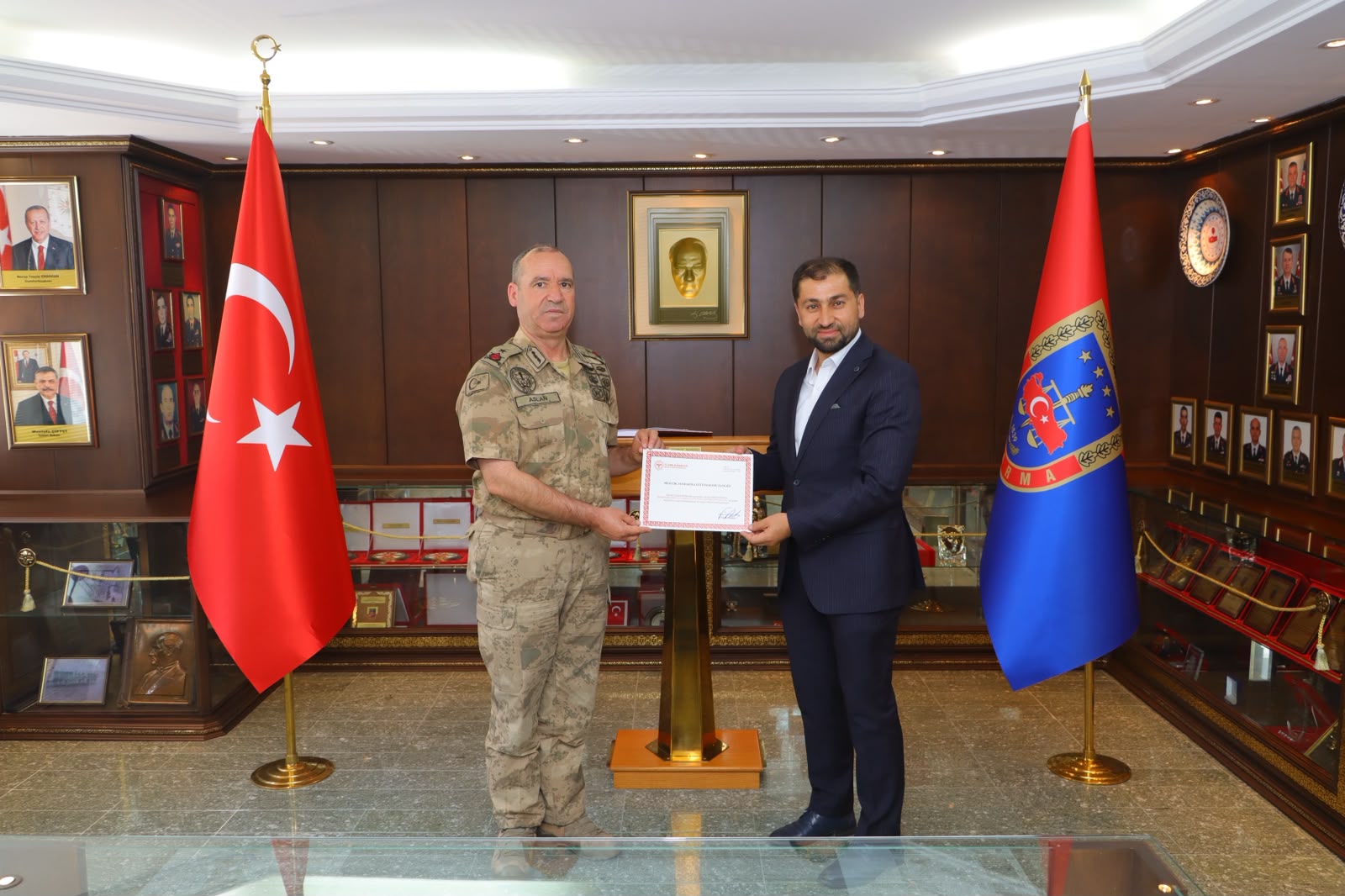 Müdür Damkacı belgeyi takdim etti