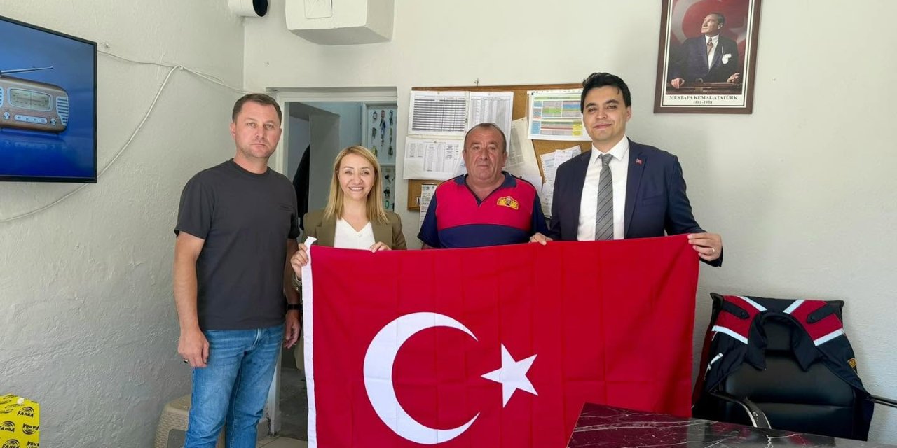 15 Temmuz öncesi vatandaşlara Türk bayrağı dağıtıldı