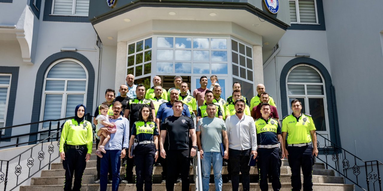 Polis Memurlarına Plaket Takdim Edildi