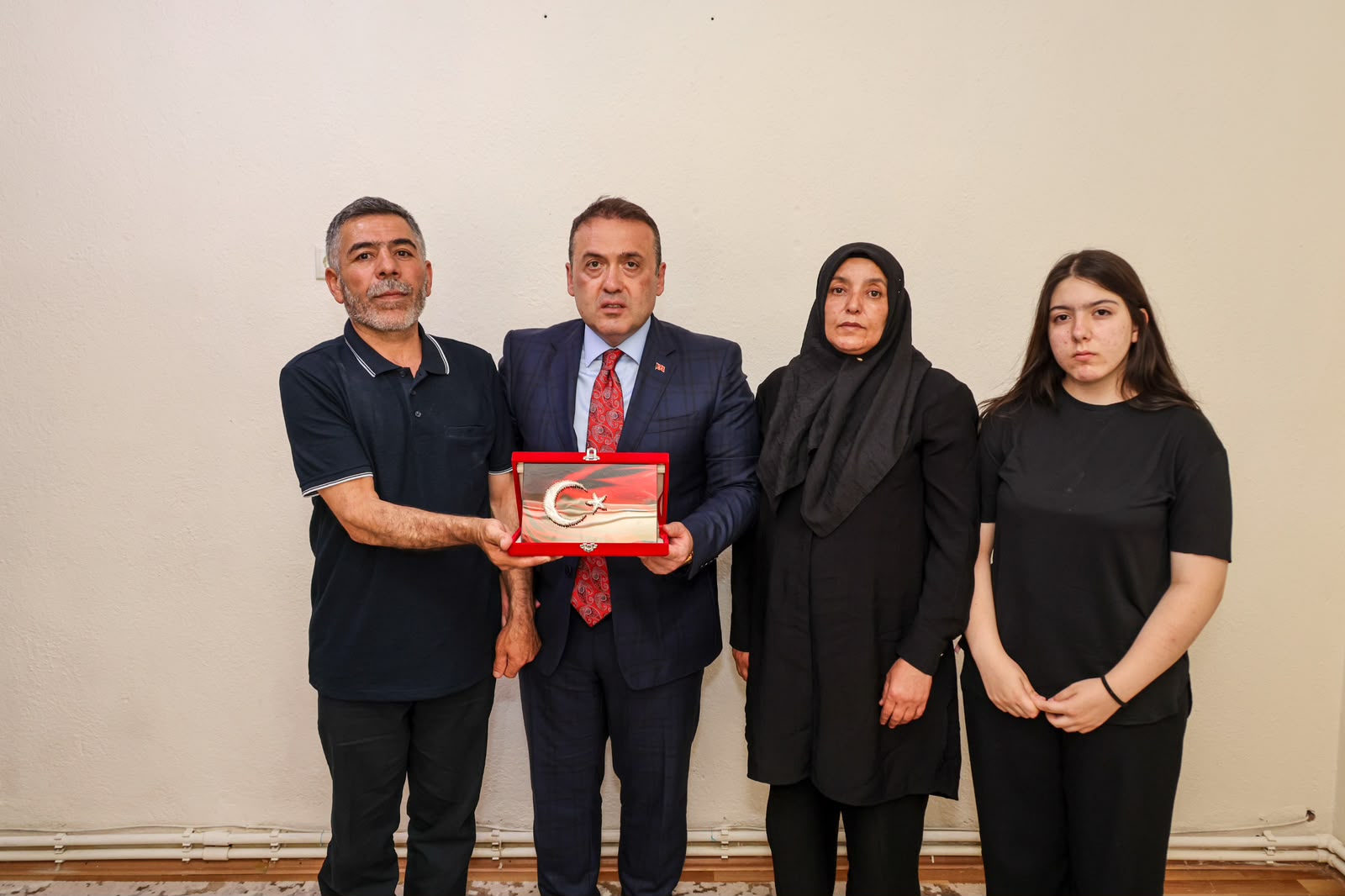 Vali Sözer’den şehit ailesine ziyaret