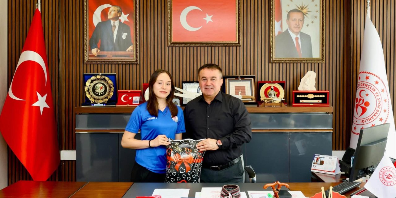 Müdür Demir Başarılı Sporcuyu Tebrik Etti