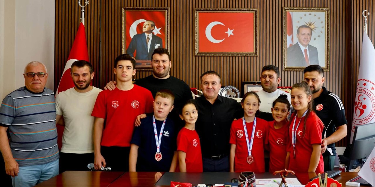 Başarılı Sporculardan Müdür Demir'e ziyaret
