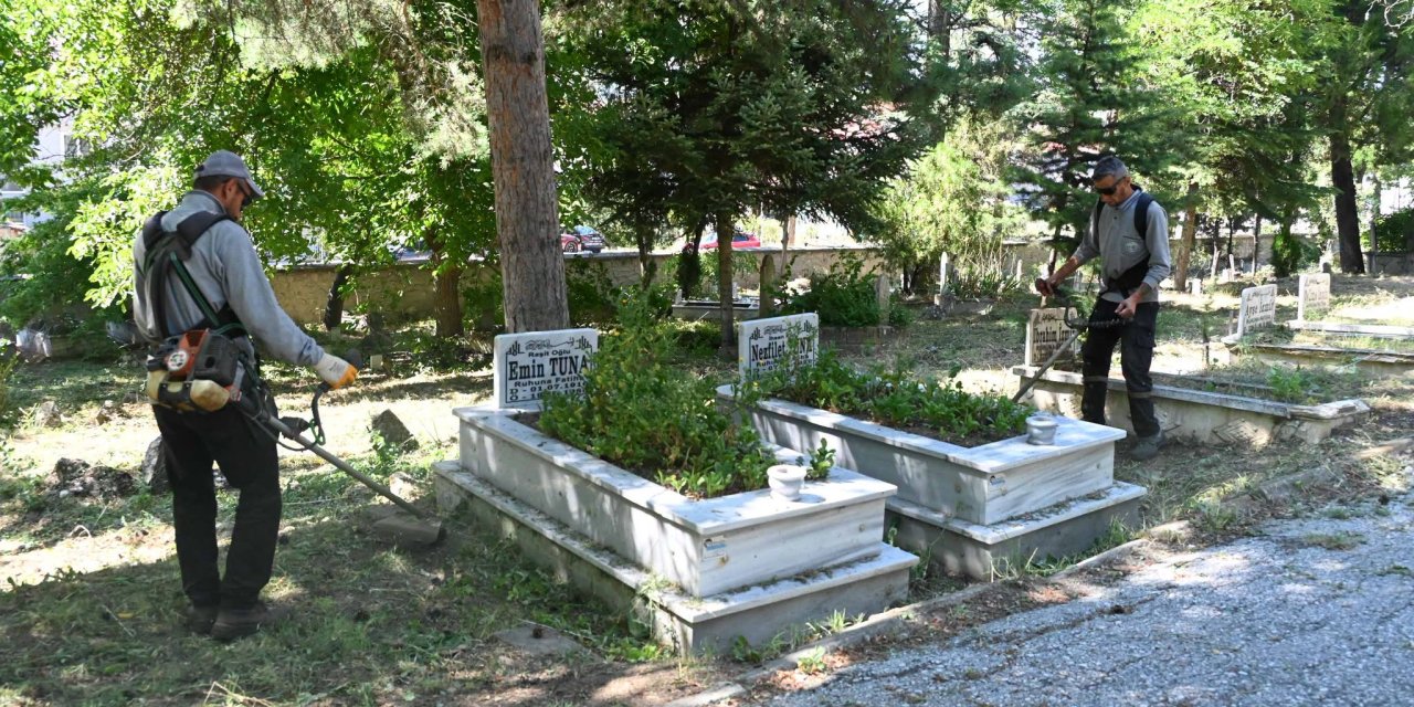 Mezarlıkta Ot Biçme Çalışmaları