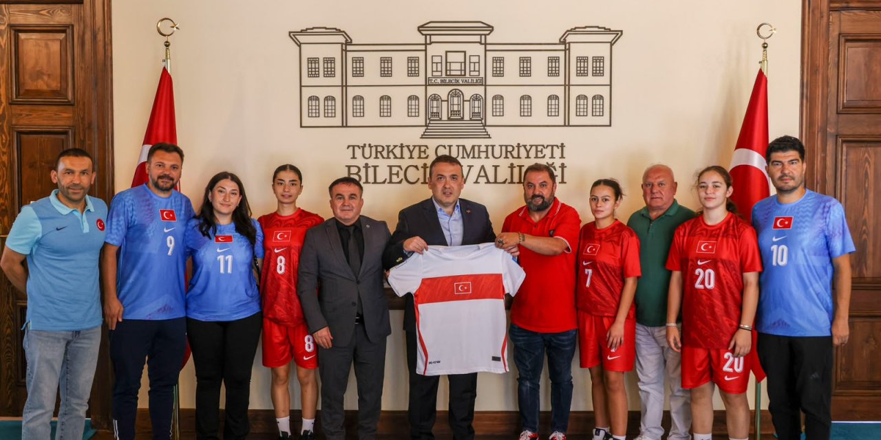 Genç Milli Takımdan Vali Sözer'e Ziyaret