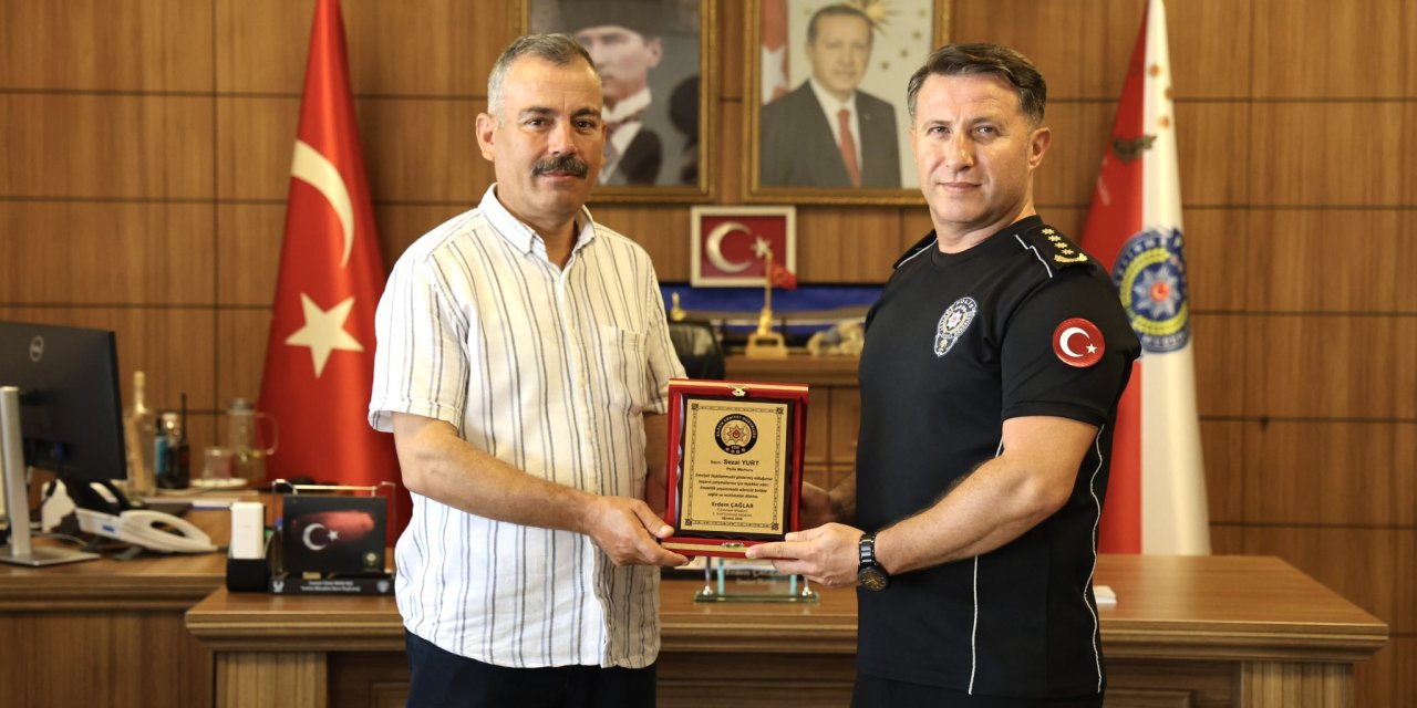 Müdür Çağlar'dan Emekli Olan Polis Memuruna Plaket