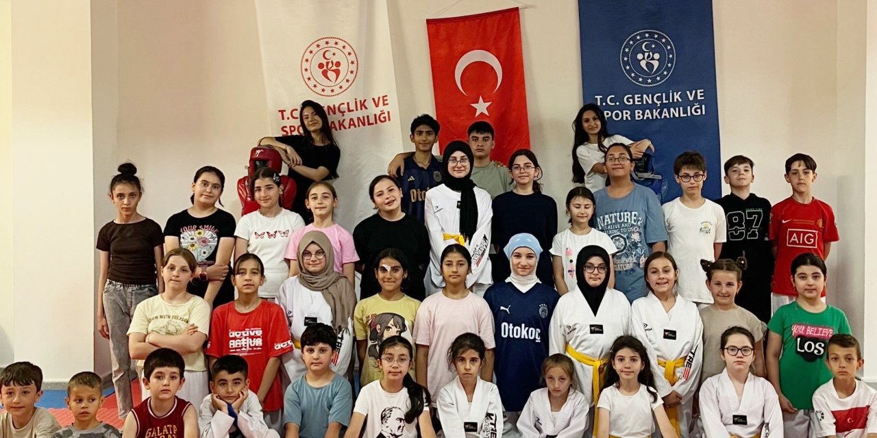 Minik sporcular taekwondo eğitiminde