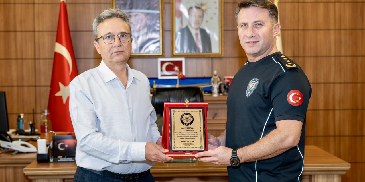 Müdür Çağlar'dan Emekli Olan Polis Memuruna Plaket