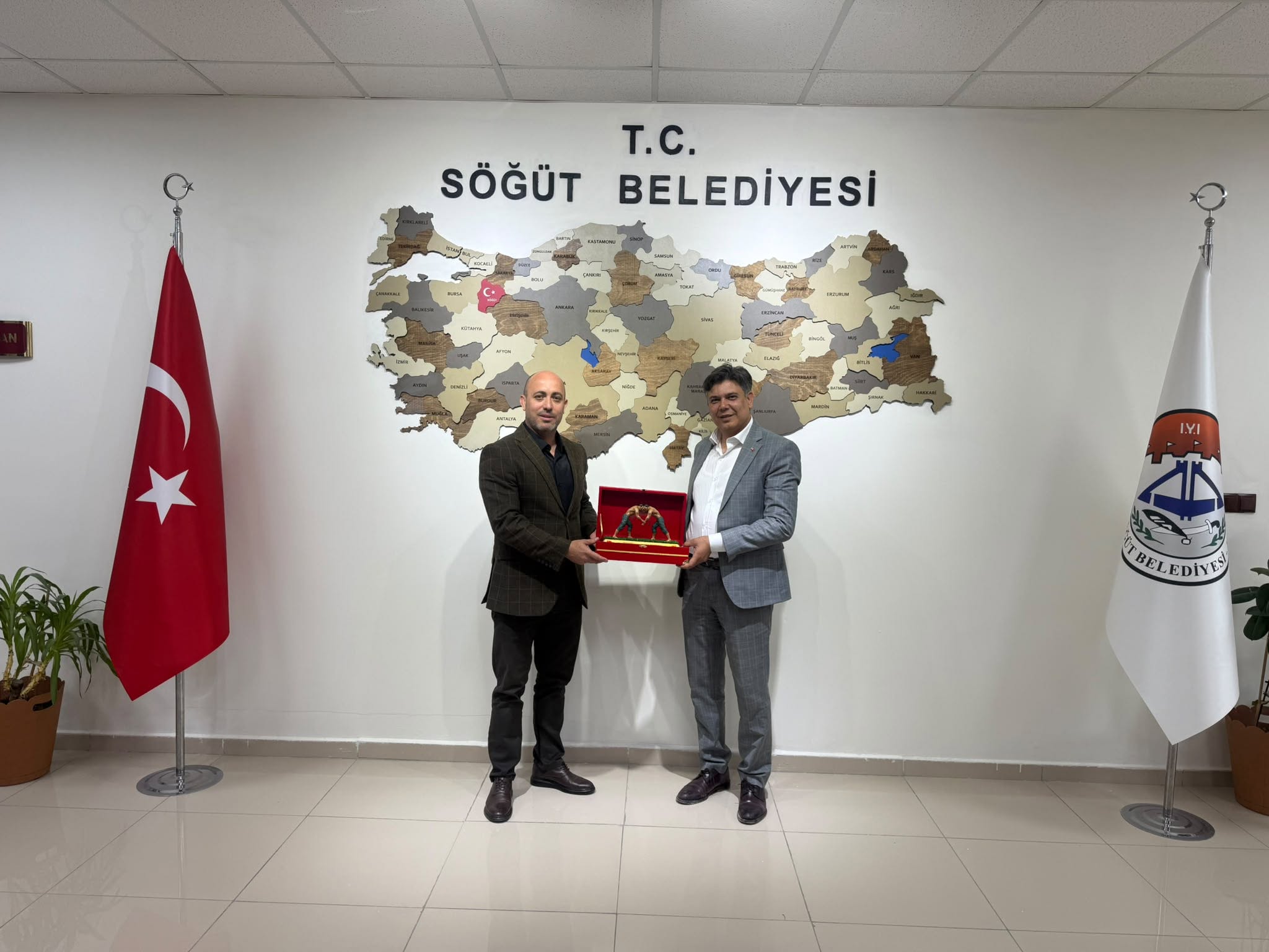 Türkiye Geleneksel Güreşler Federasyonu'ndan Başkan Durgut'a hediye